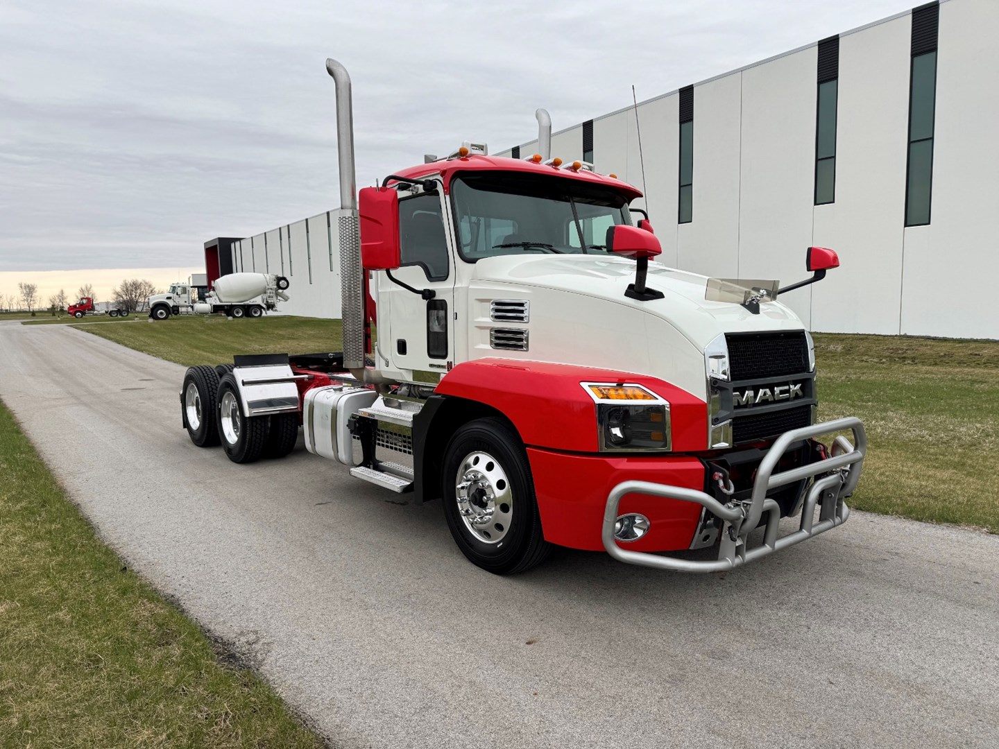 Used 2023 Mack Anthem Daycab - image 8